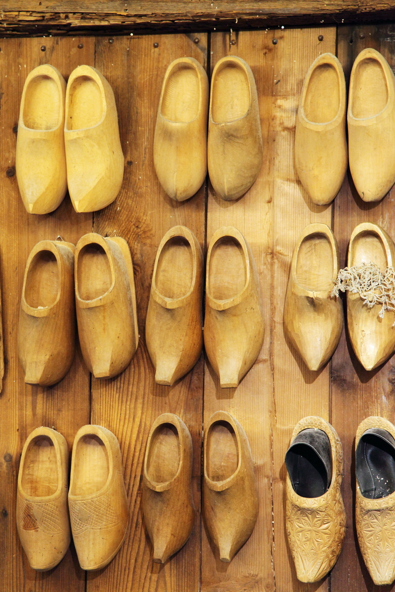 side by side, holland, Clog, wall, shoe, hat, pattern, 4K, day, workshop, close-up, no people, straw hat, Footwear, wooden, in a row, leather, traditional