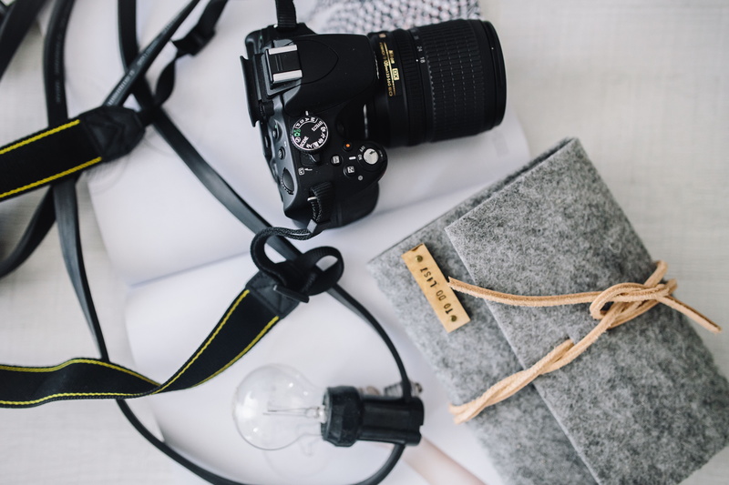 table, photographic equipment, camera - photographic equipment, high angle view, classic, connection, 5K, wireless technology, communication, film industry