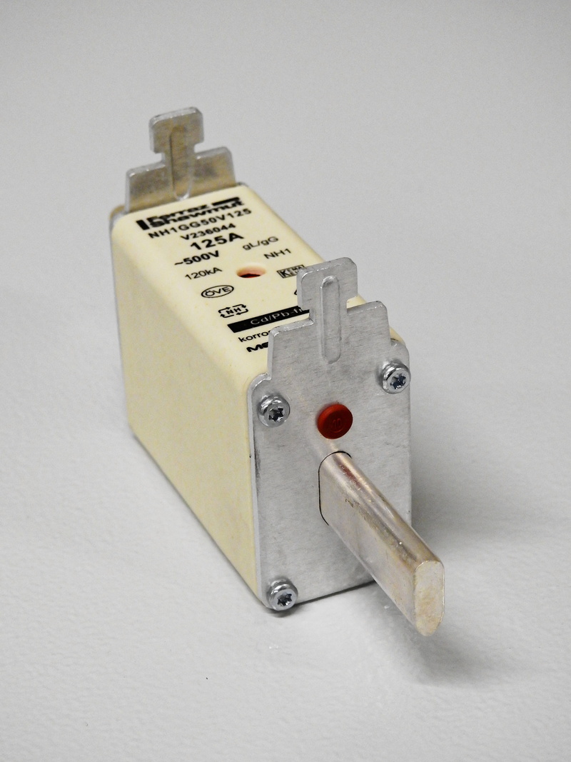 power separators, studio shot, equipment, voltage, no people, western script, performance, close-up, profession, table, nh fuse, indoors, elektrik, power supply