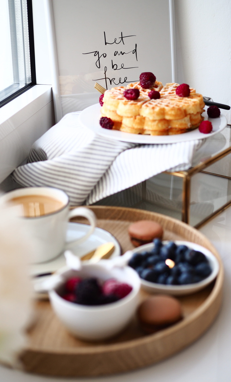 plate, gourmet, interior, close-up, window, blueberries, sweet Food, shallow, cup, food And Drink, bakery, waffles, chocolate, 4K, berry Fruit, baking