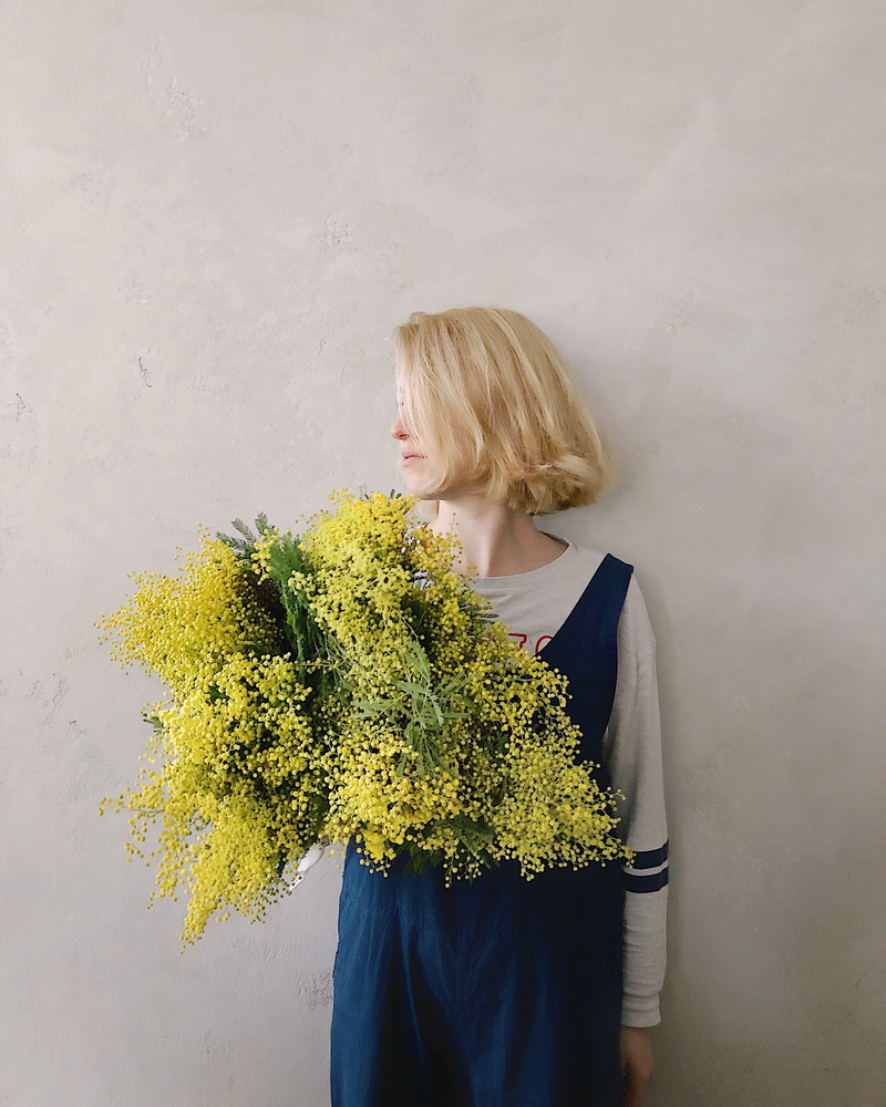 woman, person, 2K, plant, young women, blonde hair, yellow, flower, beautiful woman, blond hair, holding, petaled, female, lifestyles, wear, mobilechallenge
