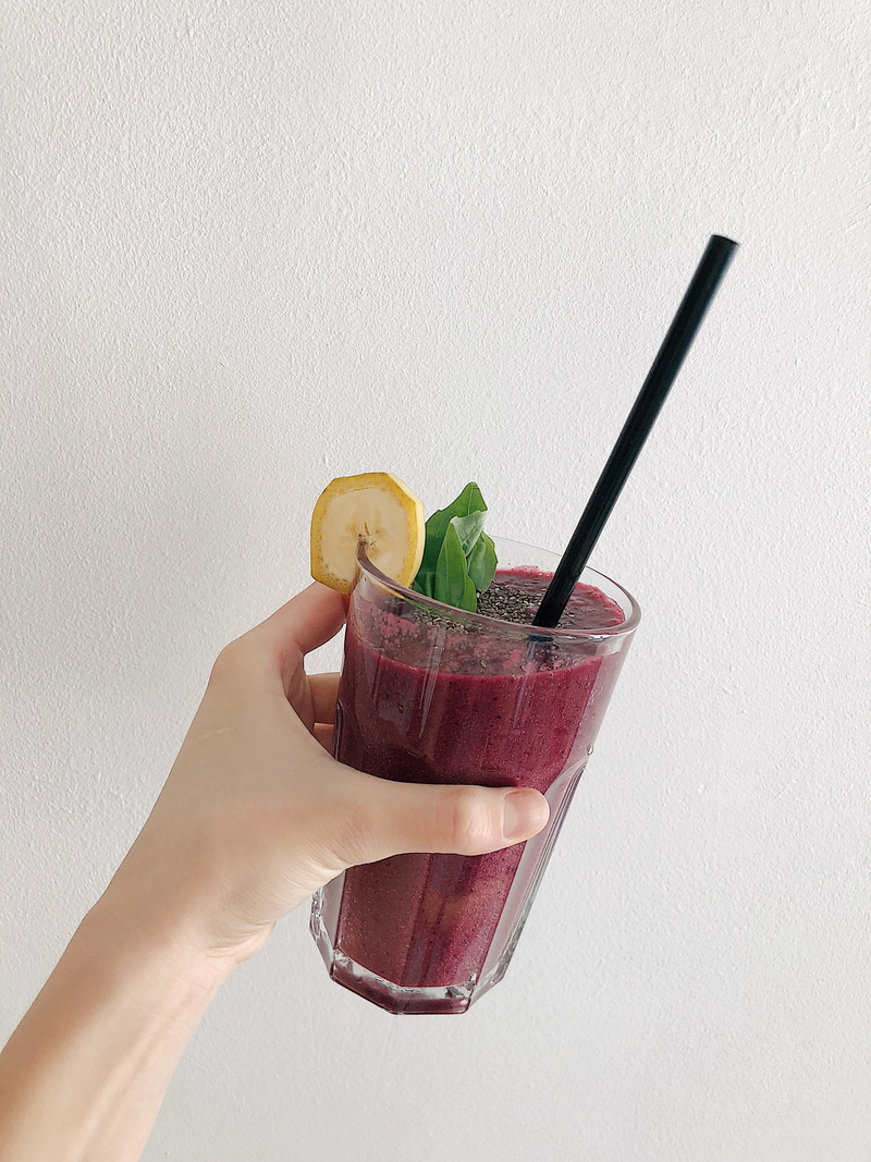 glass, person, hand, beverage, straw, herb, refreshing, ice, drinking straw, citrus fruit, holding, alcohol, 4K, finger, cold, human hand, freshness, fruit