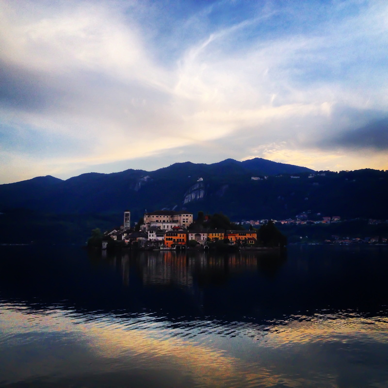 tranquility, house, mountain, body, buildings, nature, no people, outdoors, sea, near, water, architecture, mobilechallenge, cloud - sky, beauty in nature