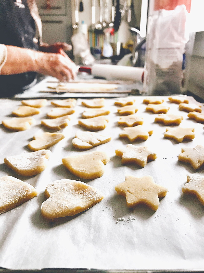 bread, skill, occupation, food and drink, food and drink establishment, baking sheet, cookie, 2K, flour, domestic room, freshness, indoors, one person