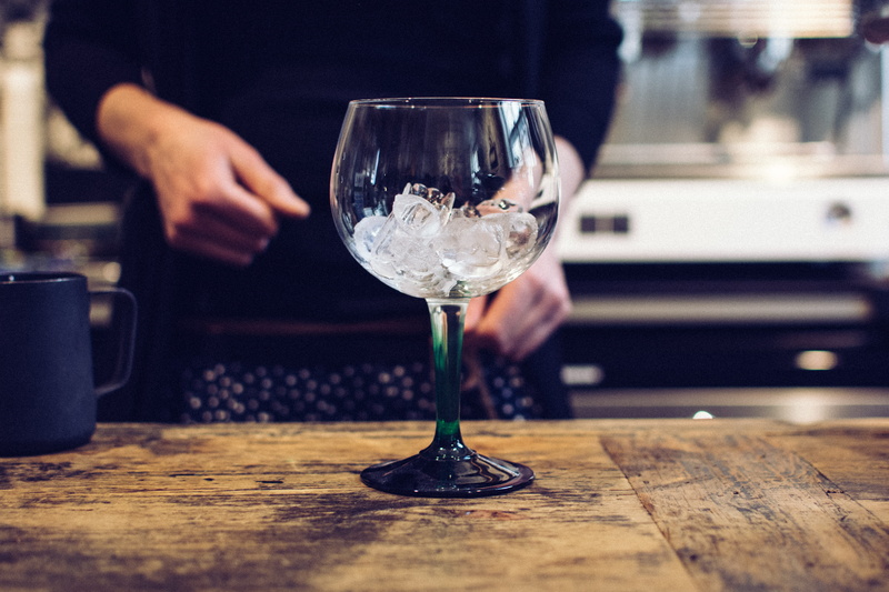 glass, unrecognizable Person, real people, refreshment, one Person, adult, people, close-up, ice, household equipment, wood - material, drink, midsection