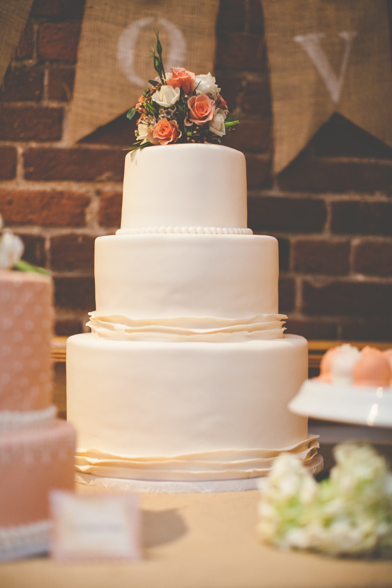 layer, flowering plant, bakeshop, sweet, store, dessert, food and drink, ready-to-eat, food, flower arrangement, temptation, birthday, celebration, sweet food