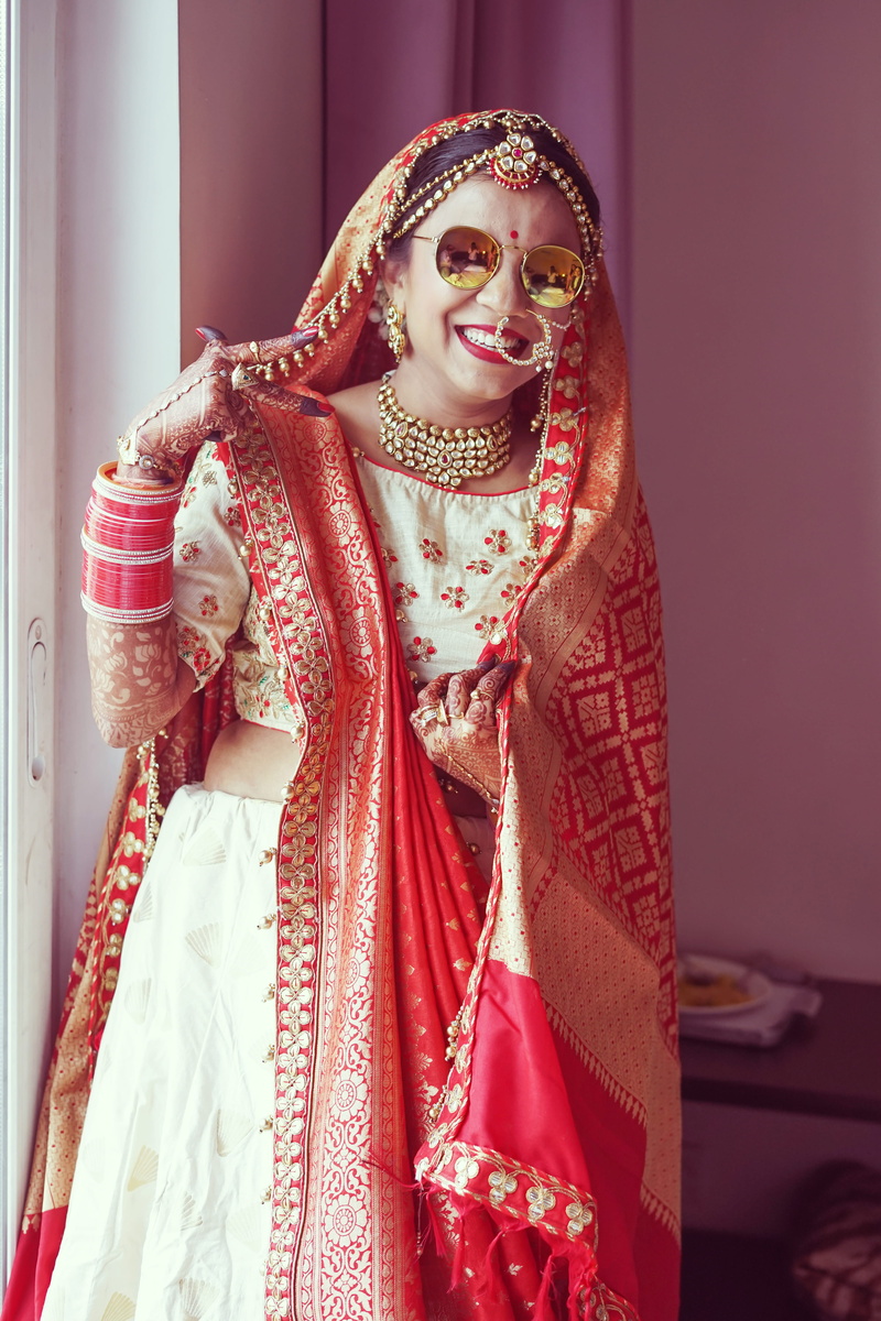 waist up, newlywed, clothing, traditional clothing, indoors, event, looks, adult, happiness, one person, smiling, celebration, young adult, 5K, looking at camera