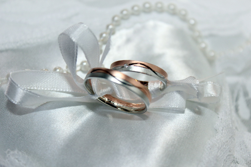 diamond - gemstone, symbol, love, marry, bright, no people, beautiful, man, togetherness, silver colored, positive emotion, rings, silver, gold, close-up