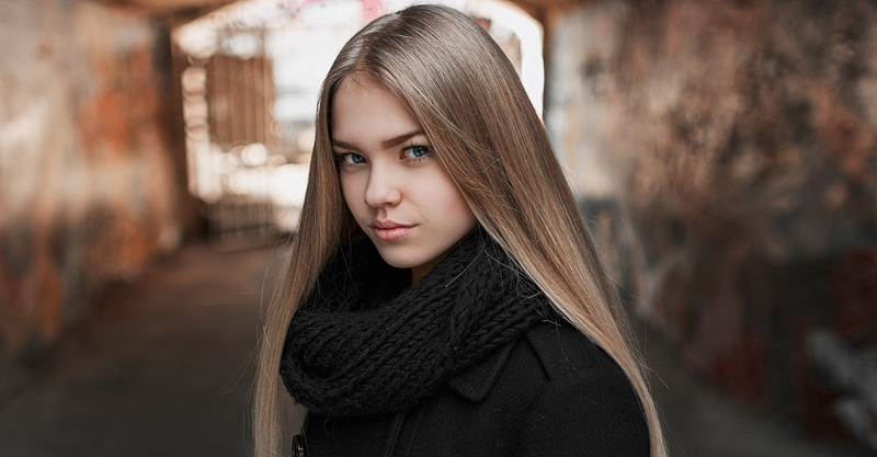 blue eyes, depth of field, black coat, overcoats, women, straight hair, scarf, 1080P, blonde, portrait, coats, long hair, Black Scarf