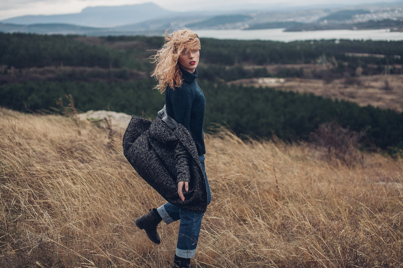 overcoats, women outdoors, coats, depth of field, 1080P, Alice Tarasenko, jeans, model, portrait, blonde, dry grass, hair in face, sweater, women, landscape