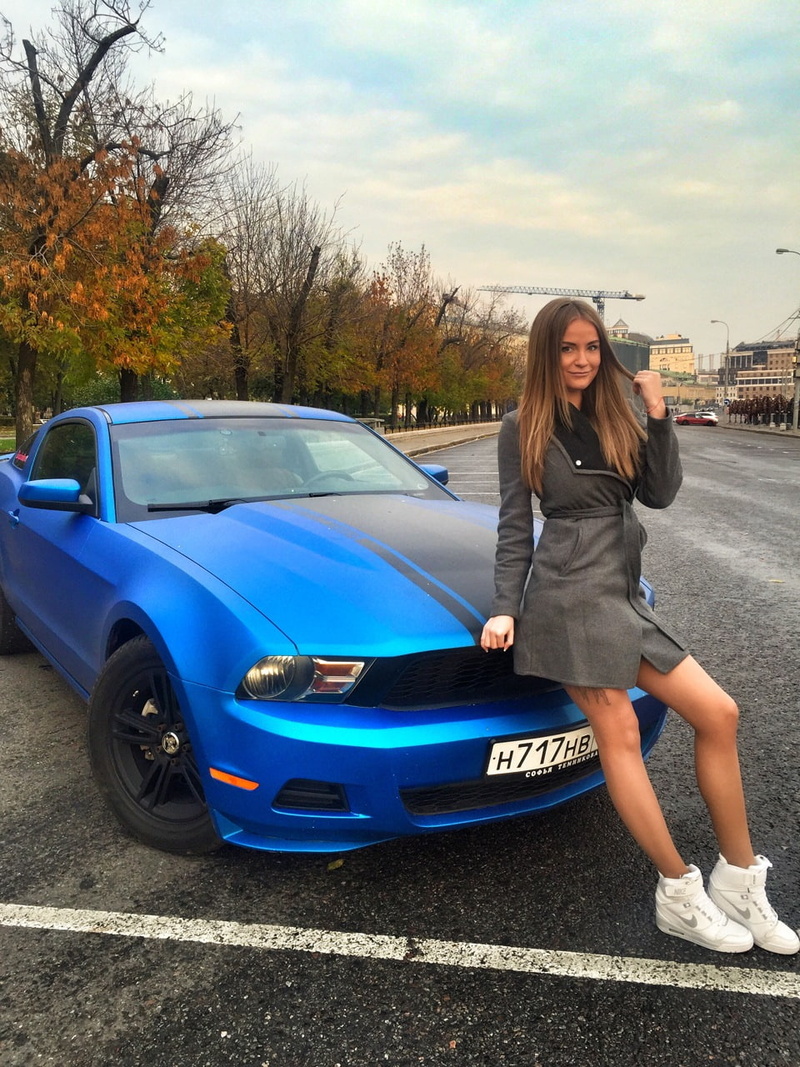 720P, looking at viewer, women, women with cars, model, Anna Kasparova, holding hair, women outdoors, sitting, brunette, blue cars, smiling, overcoats
