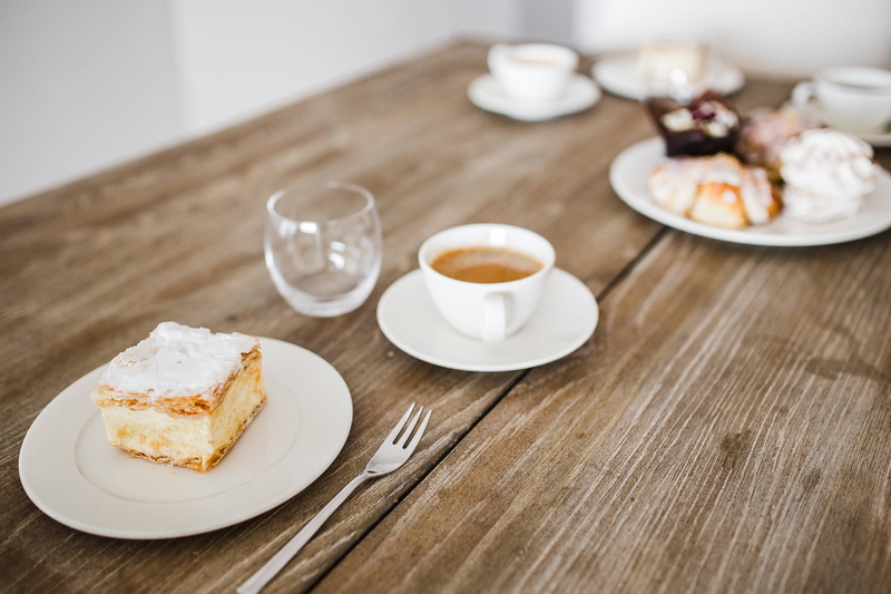eating utensil, cake, dessert, wood - material, drink, coffee, breakfast, 5K, refreshment, Sweet, tea cup, french food, indoors, temptation, food and drink