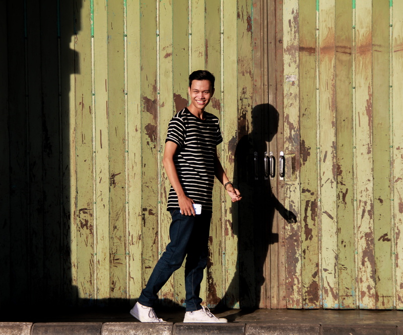 urban, motion, togetherness, smiling, kid, yellow, holding phone, male, people, fashion, woman, smile, shadow, young men, white, real people, hairstyle