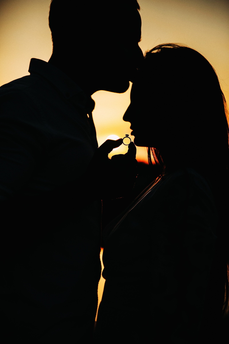 kiss, hour, indoors, men, positive emotion, lips, real people, side view, women, emotions, golden, posture, happiness, lavstori, feelings, waist up, tenderness