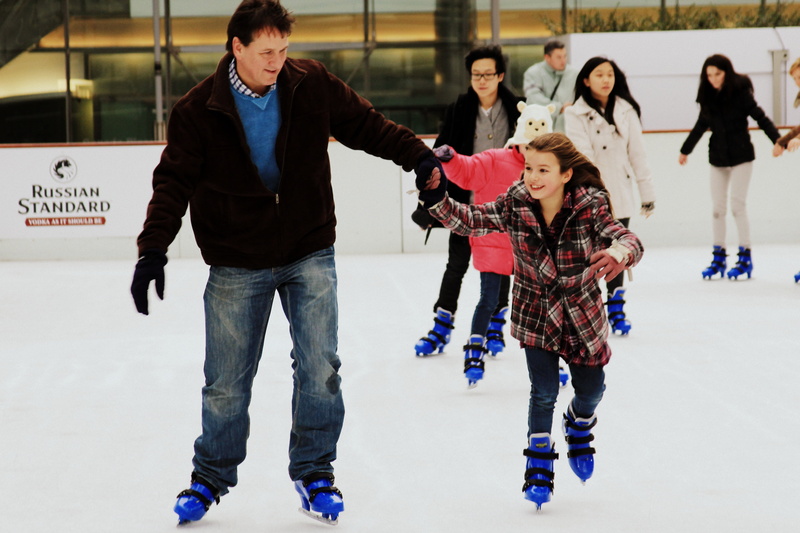 wearing, sport, women, full length, 5K, ice, standing, entertainment, man, childhood, parents, medium group of people, holding, ice rink, leisure activity