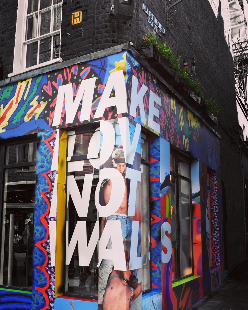 representation, outdoors, corner shop, no people, wall - building feature, architecture, building, slogan, mural, 4K, multi colored, human representation