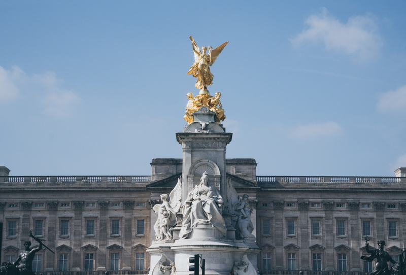 representation, sky, city, london, creativity, united kingdom, human representation, royal family, monument, palace, built structure, balcony, building exterior