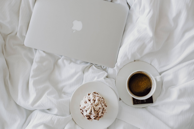 macbook, heat - Temperature, white color, crumpled, crockery, 4K, brown, notes, directly Above, cup, coffee - Drink, morning, bed, Apple, Woman, hotel