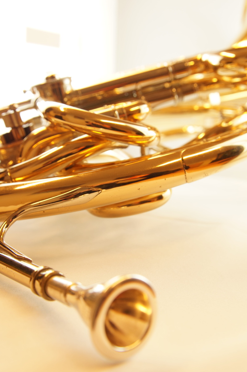 brass, 5K, single object, brass instrument, trumpet, table, still life, musical equipment, Musical Instrument, gold, arts culture and entertainment, focus on foreground