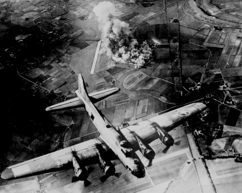 World War I, architecture, indoors, World War II, Boeing B-17 Flying Fortress, old, 720P, damaged, mode of transportation, obsolete, war, soldier, abandoned