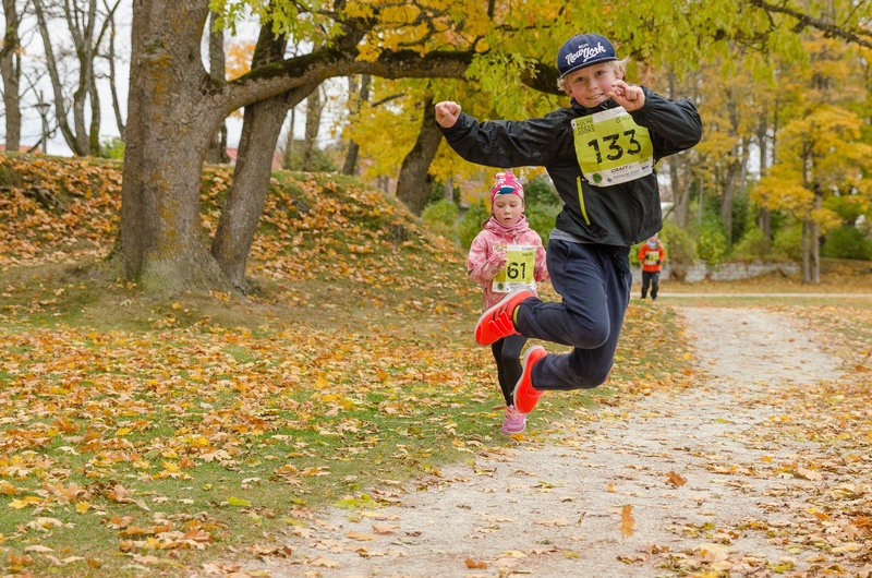 park, children, near, mature men, plant part, group, jumping, sport, land, run, plant, change, leaf, marathon, full length, daytime, togetherness, males