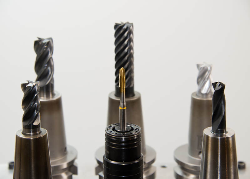 food, 5K, lathe, zerspahnung, machine, still life, manufacturing, close-up, white, ingenieuerwesen, surface, group of objects, taps, metalworking, studio shot