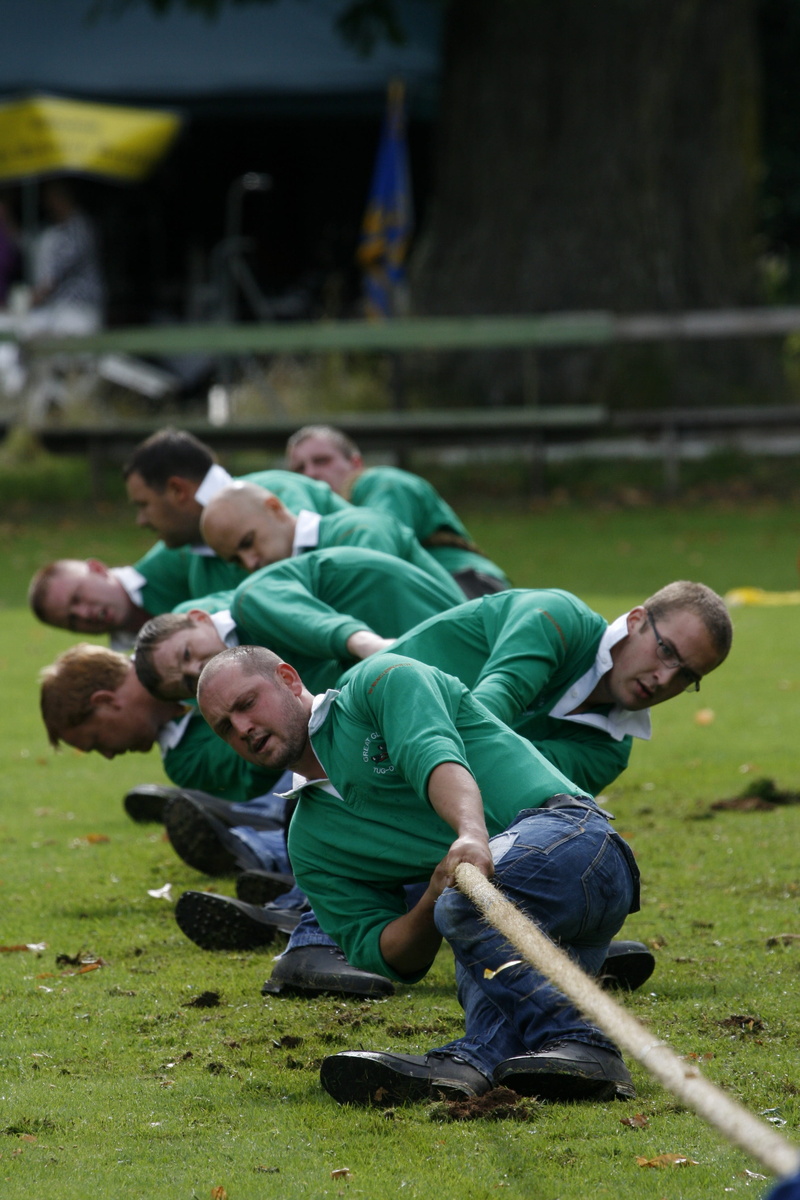 grass, community, rope, effort, group of people, scotland, drag, rush, mens, casual clothing, land, war, green, men, play, green color, highlandgames, group