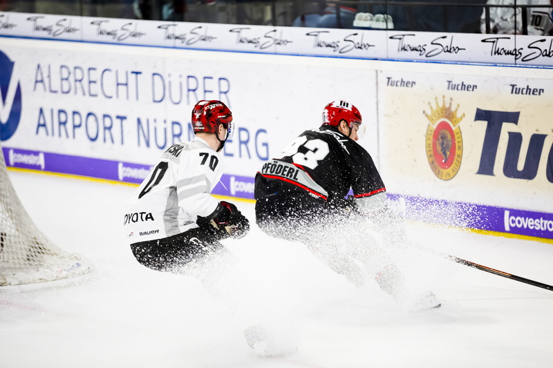 communication, cold, sports, warm clothing, snow, ice hockey, motion, men, game, competitive, games, hockey, people, real people, athletes, sport, stadium