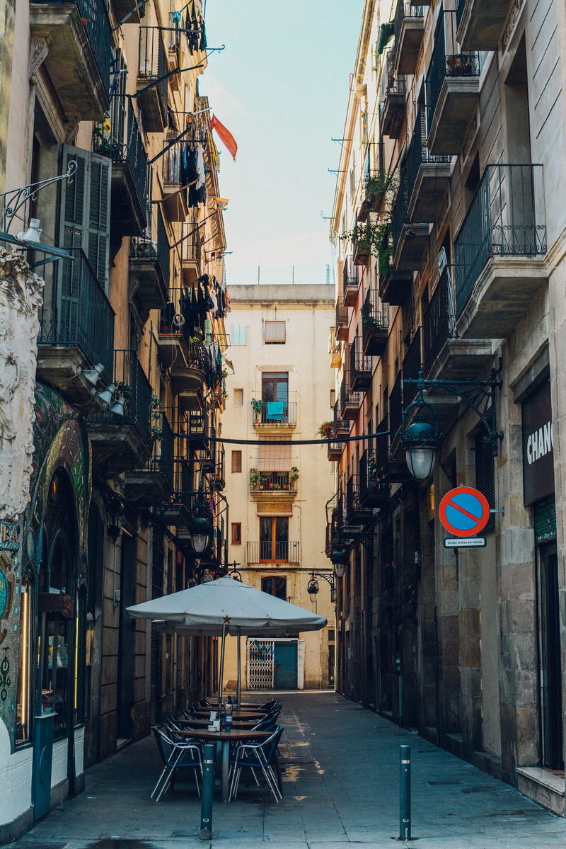 urban, windows, city, outdoors, parasol, tourism, road sign, placed, building, old town, clear sky, table, commerce, seat, building exterior, transportation