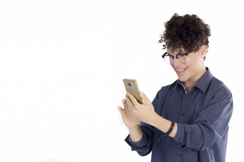 today, mobile, waist up, indoors, communication, marketing, male, technology, portable information device, glasses, connection, advertising, 4K, people