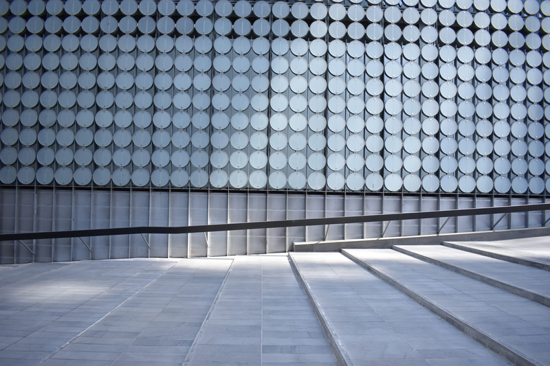 step, machine, pavement, 5K, barrier, security, concrete, gray, floor, day, building, fence, repetition, hangar, empty, metal, pattern, city, wall, stairs