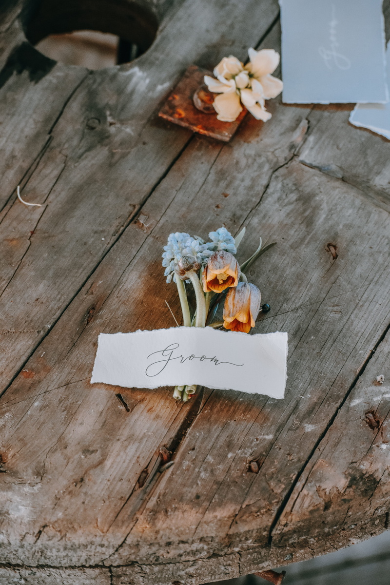 petal, celebration, celebrate, white, wood - material, day, petaled, communication, 5K, still life, wood, nature, wooden table, pink, text, no people
