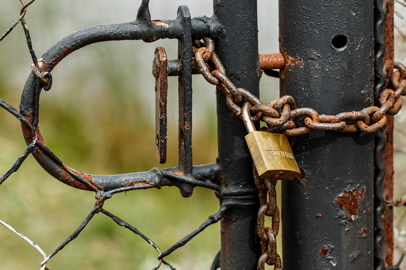 barrier, forbidden, protection, run-down, latch, metal, outdoors, privacy, boundary, fence, entrance, access, safety, 5K, decline, day, no people, chained