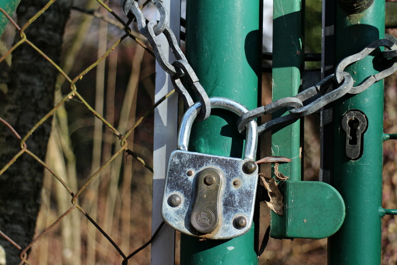 outdoors, steel, grid, chain, door, capping, padlock, safety, shut off, close-up, safe, closed, 5K, no people, hanging, protection, latch, focus on foreground
