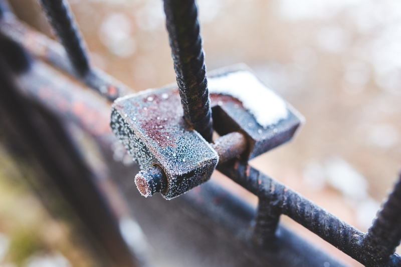 connection, h2o, wire, industry, frozen, rust, wood, protection, cold, metal, padlock, winter, cool, chain, hanging, selective focus, close-up, lock, no people