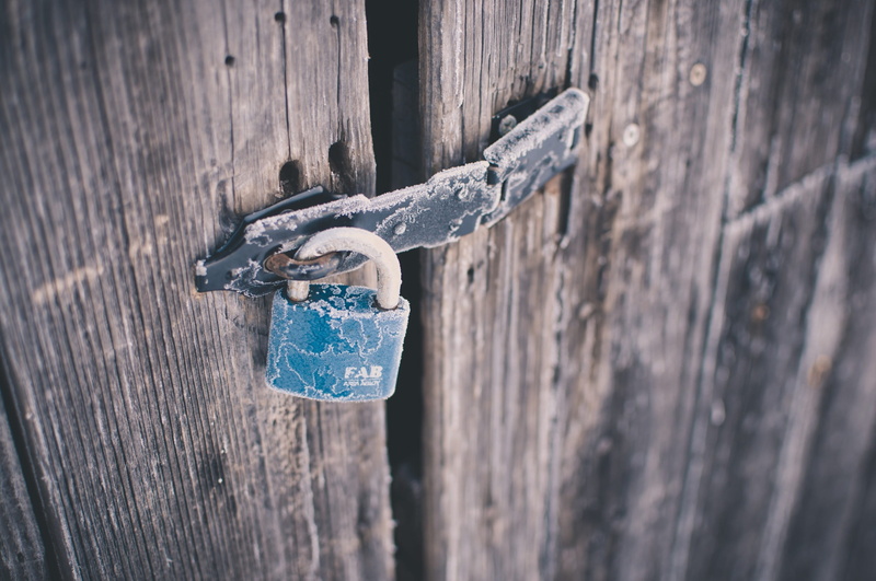 shed, rural, secure, close-up, 1080P, aged, hanging, weathered, access, rustic, door, locked, outdoors, protection, textured, gray, old, doorway, selective focus