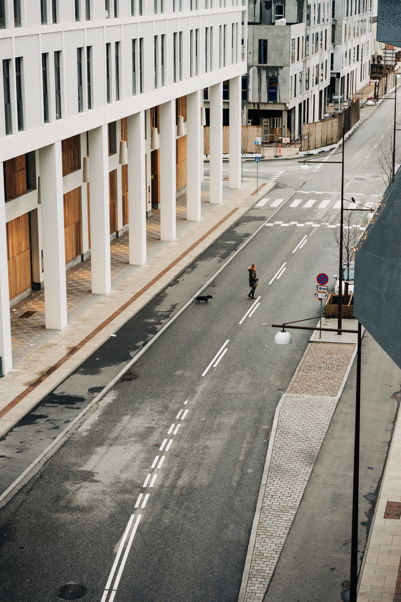 road marking, office building, street, pergola, mode of transportation, city, person, way, outdoors, convention center, patio, 5K, intersection, transportation