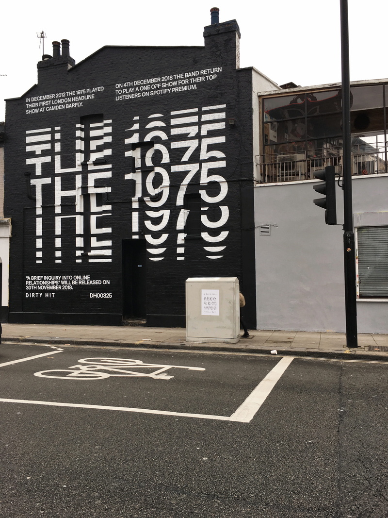 londres, communication, building, town, sign, text, home decor, outdoors, building exterior, transportation, black, city, marking, information, guidance