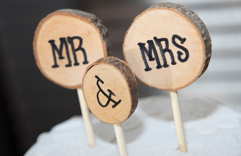 mr mrs, round, indoors, selective focus, creativity, wedding table, still life, wedding reception, emotion, smiling, formal, white, marriage, cake topper