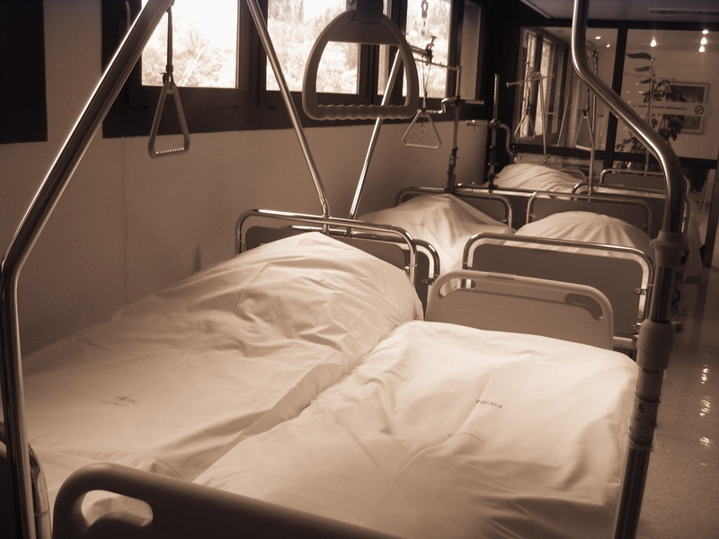 no people, pillow, absence, textile, Bed, mode of transportation, covered, indoors, sterile, ceiling, healthcare and medicine, Hospital, window, station