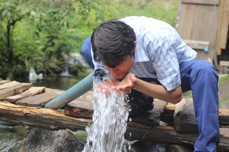front view, lifestyles, wet, ripple, liquid, males, 5K, purity, day, looking, outdoors, childhood, health, splash, cold, wood - material, drinking water