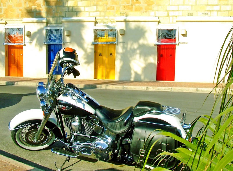 engine, architecture, absence, transport, vehicle, palm tree, red, icon, dom, lifestyle, yellow door, 2K, america, ride, harley, american, orange door