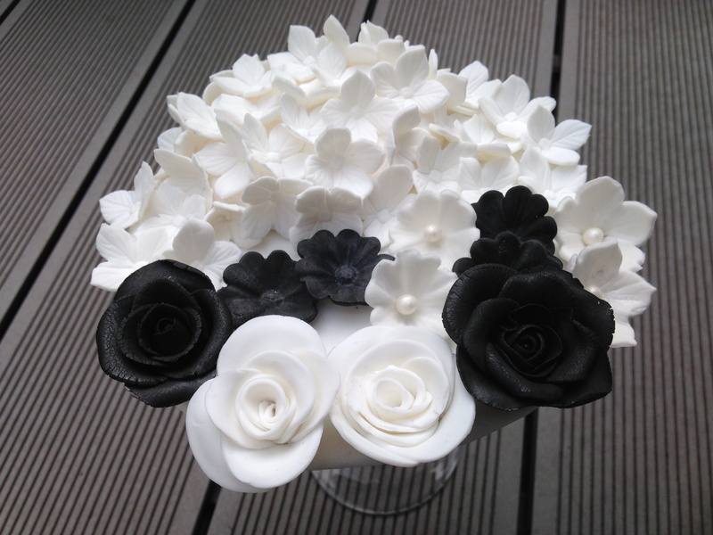 beauty in nature, fondant, design, eat, plant, coffee table, decorate, vulnerability, white color, no people, day, master baker, high angle view, art, frisch