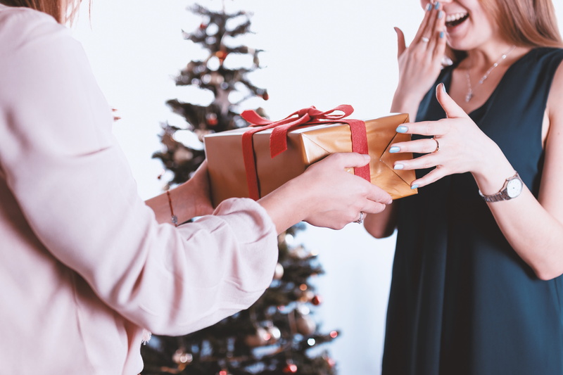 midsection, women, young women, christmas, emotion, 5K, togetherness, focus on foreground, people, surprised, giving, young adult, happy, side view, standing
