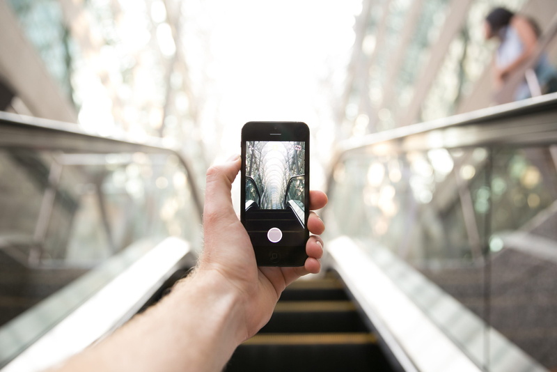 click, escalator, background, focus on foreground, smart phone, exposure, 2K, tourist, photography, phone, standing, display, image, on-the-move, photo