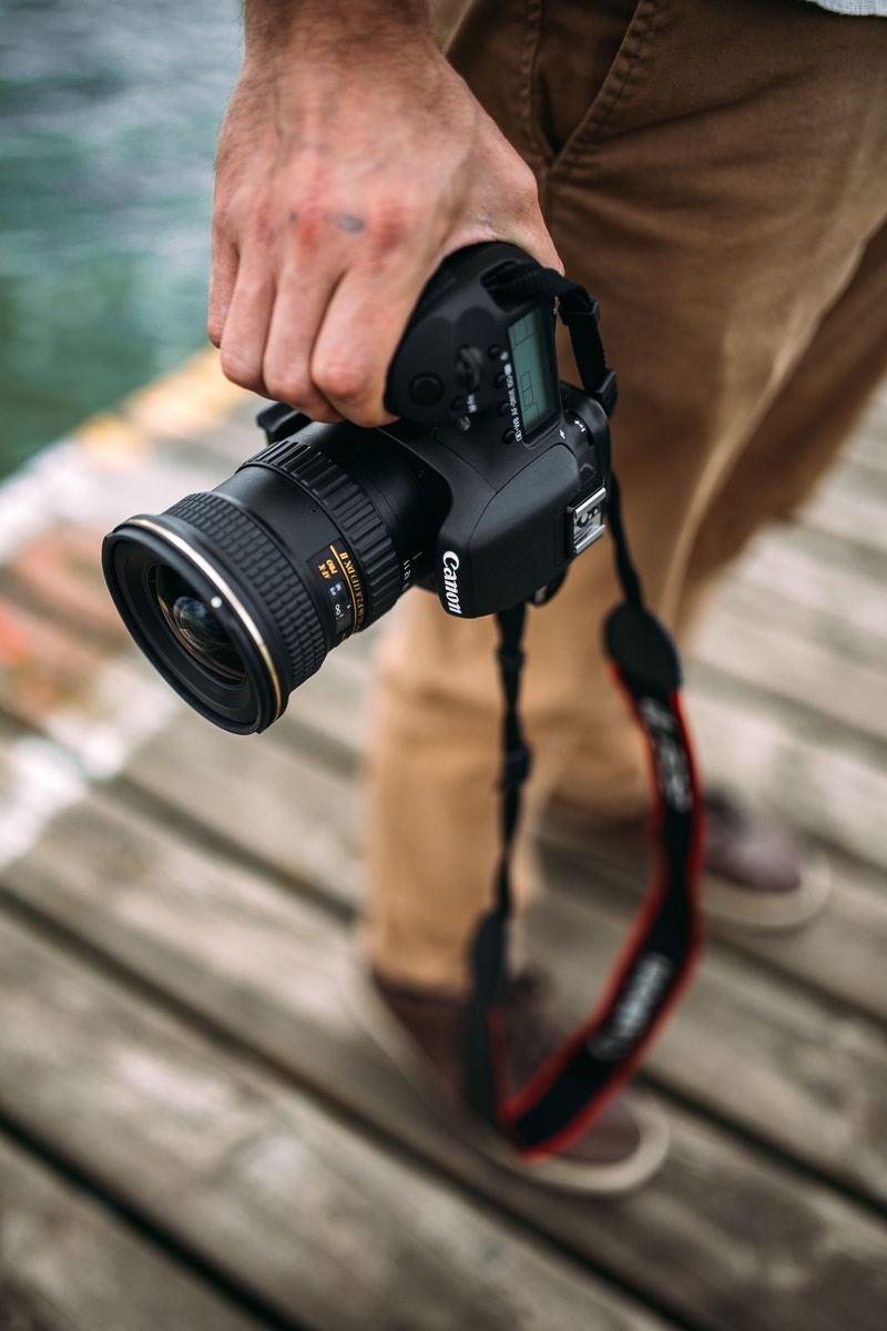 holding, photographer, 5K, finger, hand, digital single-lens reflex camera, photography, young, photographic equipment, focus on foreground, lens, one person
