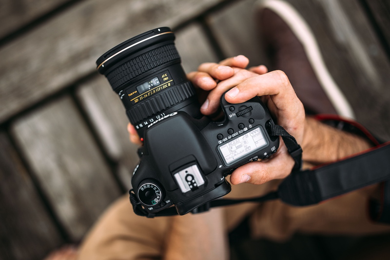 slr camera, one person, camera operator, male, photographic equipment, camera, outdoor, 5K, photographing, human hand, filming, photographer, film industry