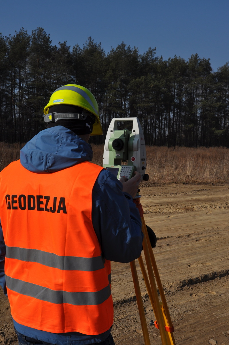 real people, communication, rear view, surveyor, occupation, total station, protective workwear, day, people, standing, geodesy, white, nature, men, helmet