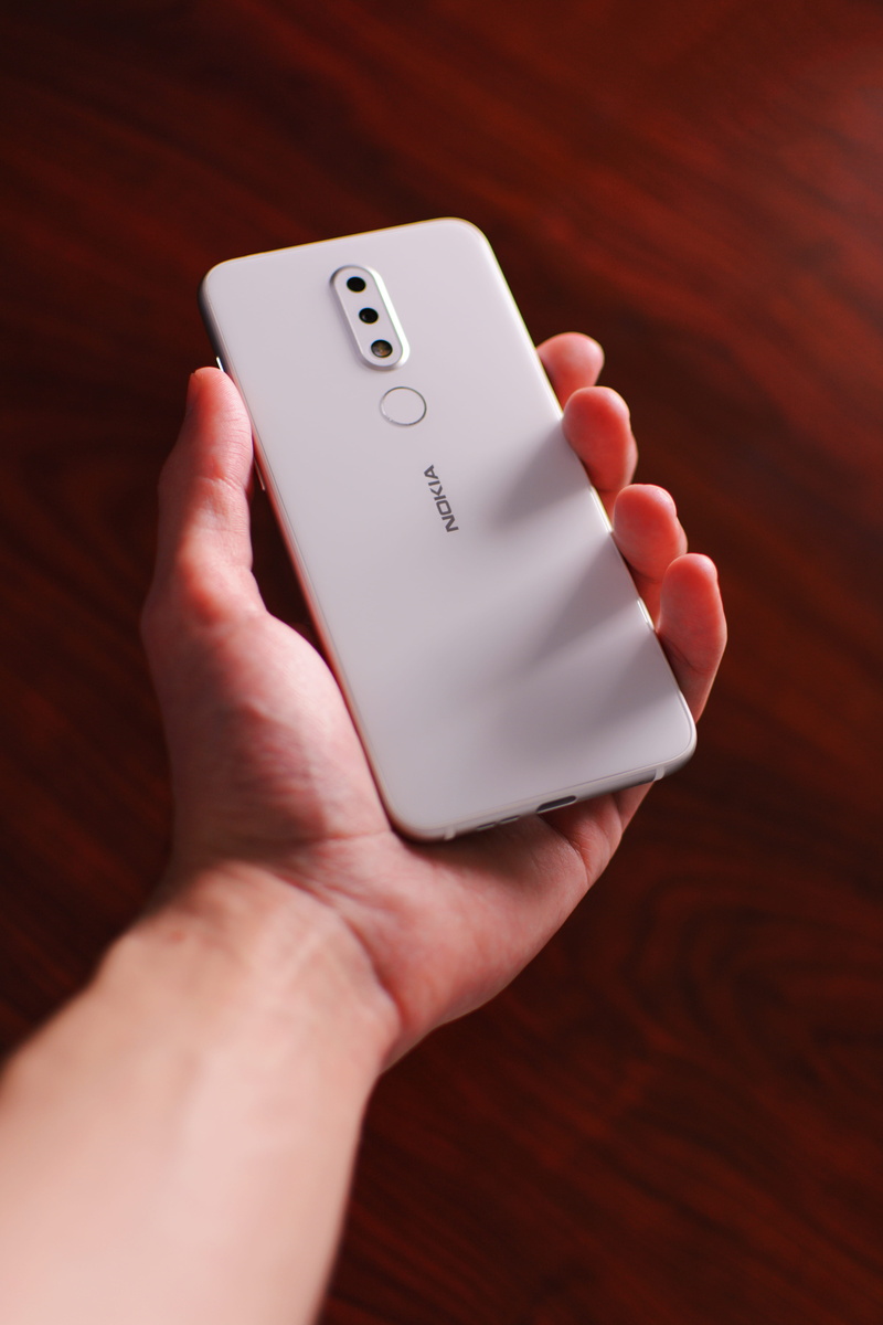 camera, communication, wireless technology, white color, indoors, 5K, connection, nokia, holding, body part, high angle view, cell, reflection, real people