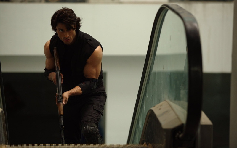 leisure activity, hair, indoors, real people, 1080P, vidyut jamwal, young adult, vidyut, day, holding, three quarter length, standing, jamwal, lifestyles